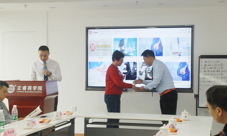 石獅市服裝產(chǎn)業(yè)聯(lián)盟、石獅市染整同業(yè)公會(huì)來(lái)我司參訪(fǎng)交流并赴標(biāo)桿項(xiàng)目德永佳參觀(guān)學(xué)習(xí)