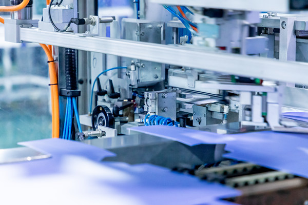 精益革新為何失?。? /> 
</p>
<p>
	　　精益革新失敗原因2:精益改進(jìn)需要改變?cè)械墓ぷ鞣绞?
</p>
<p>
	　　企業(yè)實(shí)施精益改進(jìn)需要改變員工的日常工作行為，這自然離不開人力資源部的支持和推動(dòng)。精益改進(jìn)要改變?cè)械墓ぷ鞣绞?，可能包括建立額的流程和新的授權(quán)機(jī)制。建立新的流程之前需要收集大量的員工建議，建氫新的授權(quán)機(jī)制時(shí)則需要允許員工以新的工作方法來判定決策和解決問題。
</p>
<p>
	　　我曾經(jīng)見過不只一家這樣的企業(yè)，它們苦苦探尋如何營造一個(gè)能讓員工充分參與的工作環(huán)境、如何拓寬收集創(chuàng)意和建議的渠道。這些創(chuàng)意很容易積壓起來得不到實(shí)施，因?yàn)樵谄髽I(yè)的各層級(jí)中還沒有足夠的人才來分析并實(shí)施這些創(chuàng)意，他們還沒來得及接受相關(guān)的培訓(xùn)。各級(jí)經(jīng)理很快就會(huì)不勝其煩，因?yàn)樗麄円粩嗟叵虼罅繂T工解釋：若要實(shí)現(xiàn)他們的創(chuàng)意究竟要投人多少成本，以及動(dòng)用資金的時(shí)候需要經(jīng)過怎樣煩瑣的審計(jì)。因此，從長遠(yuǎn)來看，只有讓越來越多的人認(rèn)識(shí)到企業(yè)的運(yùn)營方式，才能使我們之前的努力收到成效。在短期內(nèi)，這個(gè)問題暫時(shí)無法解決，只能要求各級(jí)管理者克服這一系列困難，在此基礎(chǔ)上建設(shè)、推行新的工作流程。
</p>
<p>
	　　行為習(xí)慣既然被稱為習(xí)慣，本質(zhì)就是不易改變的。一個(gè)人要改變?cè)械男袨榱?xí)慣往往需要大量的外力推動(dòng)。此外，一些原有數(shù)據(jù)信息和新的工作要求之間可能會(huì)存在矛盾，使人們延續(xù)舊的工作行為，阻礙新習(xí)慣的養(yǎng)成，這也是人力資源部不介入其中的危害之一。此外，新的工作方式還帶來了一個(gè)重要的改變，那就是領(lǐng)導(dǎo)角色的變化打破了原有的權(quán)力平衡。
</p>
<p>
	　　精益革新失敗原因3:權(quán)力平衡可能會(huì)抵制精益改進(jìn)
</p>
<p>
	　　雖然精益行為的變革能夠提高生產(chǎn)率，但是管理者為了維持原有的平衡狀態(tài)，往往會(huì)對(duì)精益改進(jìn)產(chǎn)生抵制。盡管使更多人介入改革明顯有利于發(fā)現(xiàn)問題和解決問題，但顯而易見的是更多人的介入也會(huì)帶來更加廣泛的抵制。
</p>
<p>
	　　管理層作為既得利益者，需要將權(quán)力掌握在自己手中，因?yàn)樗麄兒ε卤凰巳〈?，害怕?quán)力被轉(zhuǎn)移到大多數(shù)人手中后讓自己失去價(jià)值。大量歷史案例告訴他們，不能相信由大多數(shù)人掌權(quán)后執(zhí)行的決策。有很多企業(yè)案例顯示，如果大多數(shù)人都有權(quán)力，管理就會(huì)變得混亂。還有很多管理者認(rèn)為，如果他們教會(huì)了更多人怎樣做報(bào)告、做決策以及解決問題，他們自己將會(huì)失業(yè)。咨詢師面臨的挑戰(zhàn)就是怎樣說服這些管理者轉(zhuǎn)變領(lǐng)導(dǎo)角色—像教練一樣培訓(xùn)員工完成當(dāng)前管理者所做的工作，以及通過讓更多人做這些工作來創(chuàng)造價(jià)值，而不是事必躬親。與此同時(shí)，這些管理者需要學(xué)習(xí)培訓(xùn)員工的技巧，而不是像傳統(tǒng)的管理者一樣學(xué)習(xí)完成任務(wù)的技巧。
</p>
<p>
	　　管理者還提到，他們擔(dān)憂員工的態(tài)度，即員工是否愿意接受這些任務(wù)，或者說員工是否愿意幫助其他人完成工作并承擔(dān)責(zé)任。針對(duì)這些擔(dān)憂，我們的做法是讓這類管理者看到他們的員工在其他方面已經(jīng)在做類似的事情、已經(jīng)能夠獨(dú)立決策，并且進(jìn)一步探索在現(xiàn)有工作中如何使員工做出更多更好的決策。
</p>
<p>
	　　還有一些管理者會(huì)把目光聚焦于團(tuán)隊(duì)中廢話最多和行動(dòng)最消極的人身上，他們常常以偏概全地將這些人的負(fù)面觀點(diǎn)當(dāng)作團(tuán)隊(duì)的想法。我們堅(jiān)信每個(gè)團(tuán)隊(duì)成員都有能力做出更大的貢獻(xiàn)，我們的任務(wù)就是弄清楚每個(gè)人的真實(shí)能力究競能為企業(yè)帶來怎樣的收益。不過，這些消極態(tài)度對(duì)其他員工的影響不容小覷，管理者要嚴(yán)格防止這種態(tài)度的蔓延。
</p>
<p>
	　　精益革新失敗原因4:缺乏人力資源部的支持
</p>
<p>
	　　如前所述，企業(yè)需要有文化的支持來為改革提供長期動(dòng)力。人力資源管理與持續(xù)改進(jìn)戰(zhàn)略之間存在的任何形式的脫節(jié)，都會(huì)導(dǎo)致企業(yè)文化方面的目標(biāo)得不到充分的支持。
</p>
<p>
	　　有這樣一個(gè)真實(shí)案例，某公司計(jì)劃實(shí)施大規(guī)模的改革，內(nèi)容是通過加強(qiáng)管理者和員工的溝通協(xié)作，提高員工創(chuàng)造性解決問題的能力、達(dá)成團(tuán)隊(duì)協(xié)作，從而提高工作質(zhì)量和效率。
</p>
<p>
	　　但是，這次改革在培訓(xùn)過程和整個(gè)實(shí)施策略中都沒有將人力資源部包括進(jìn)來，導(dǎo)致在改革進(jìn)程中當(dāng)各級(jí)管理者發(fā)現(xiàn)預(yù)期目標(biāo)無法達(dá)成、改革陷人困境時(shí)，人力資源部也無法提供任何形式的支持。這些支持可能包括分析新的工作職責(zé)、統(tǒng)計(jì)數(shù)據(jù)的變動(dòng)情況、為必需的領(lǐng)導(dǎo)力行為設(shè)計(jì)績效管理或激勵(lì)體系等。
</p>
<p>
	　　畢竟，人力資源部掌握著每個(gè)員工從面試到加入公司，到內(nèi)部發(fā)展，再到離職的所有信息，還管理著培訓(xùn)、績效、激勵(lì)等體系，這些工作模塊都能提供重要的數(shù)據(jù)。在這種情況下，如果企業(yè)的高層管理者仍然認(rèn)為人力資源管理在構(gòu)建企業(yè)文化方面沒什么作用的話，他們就低估了信息缺失會(huì)給行為改革帶來怎樣的阻力。
</p>
<p style=