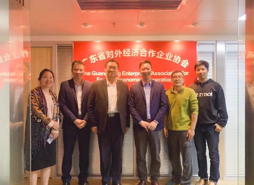 2 月 10 日 廣東省對(duì)外經(jīng)濟(jì)合作企業(yè)協(xié)會(huì)駐莫斯科代表處首席代表&俄羅斯粵商會(huì)會(huì)長(zhǎng)孫繼業(yè)、秘書長(zhǎng)于超先、秘書長(zhǎng)李欽武、正睿咨詢集團(tuán)商業(yè)服務(wù)中心總經(jīng)理武文盛（左3）、項(xiàng)目總監(jiān)譚懿（左2）合影