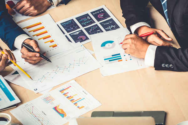 幫助企業(yè)應(yīng)對變革挑戰(zhàn)，實(shí)現(xiàn)組織轉(zhuǎn)型與優(yōu)化