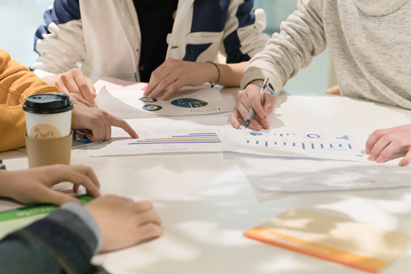 培養(yǎng)組織人才，提升員工素質(zhì)和技能，增強(qiáng)核心競(jìng)爭(zhēng)力