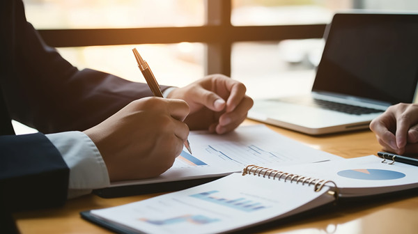 制定策略：根據(jù)目標(biāo)和分析結(jié)果，制定實(shí)現(xiàn)路徑