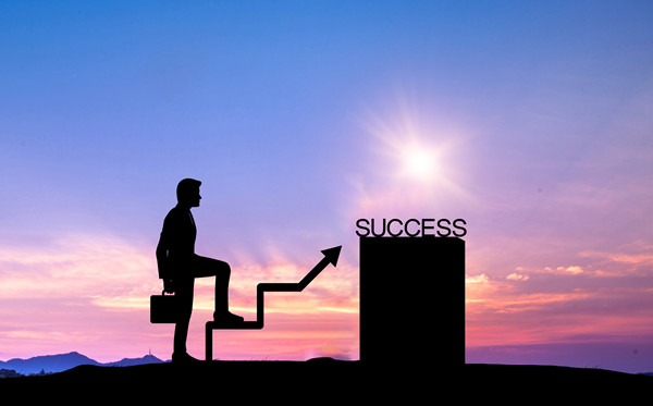 全面評估戰(zhàn)略風險，及時調(diào)整戰(zhàn)略方向