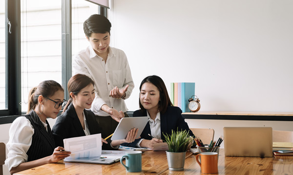 戰(zhàn)略協(xié)作：凝聚團(tuán)隊(duì)力量，共創(chuàng)輝煌未來(lái)