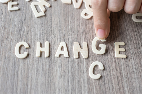 創(chuàng)新企業(yè)管理模式，引領(lǐng)行業(yè)變革，塑造品牌力量