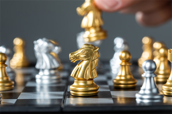 結(jié)合實(shí)際，談?wù)勂髽I(yè)在戰(zhàn)略薪酬設(shè)計(jì)時(shí)要注意哪些問題？