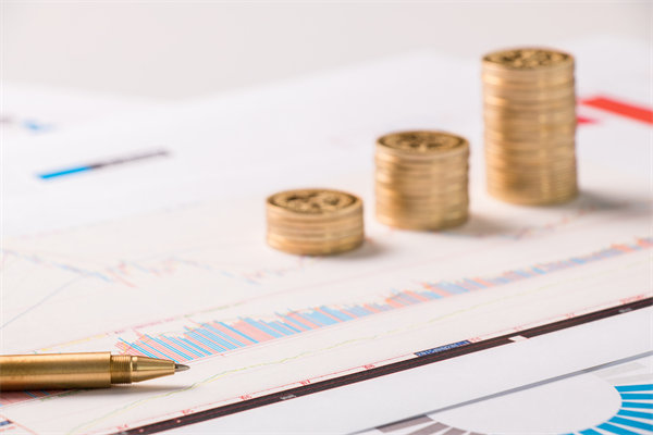 結(jié)合實(shí)際，談?wù)勂髽I(yè)在戰(zhàn)略薪酬設(shè)計(jì)時(shí)要注意哪些問題？