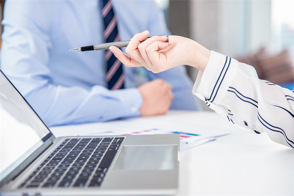 在績效溝通時(shí)，如何給員工提出改進(jìn)意見促進(jìn)績效增長？