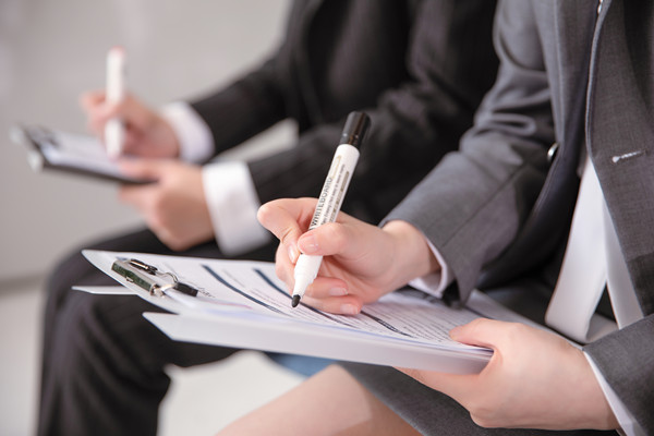 如何設(shè)計(jì)高效的組織溝通機(jī)制，確保信息暢通無(wú)阻？