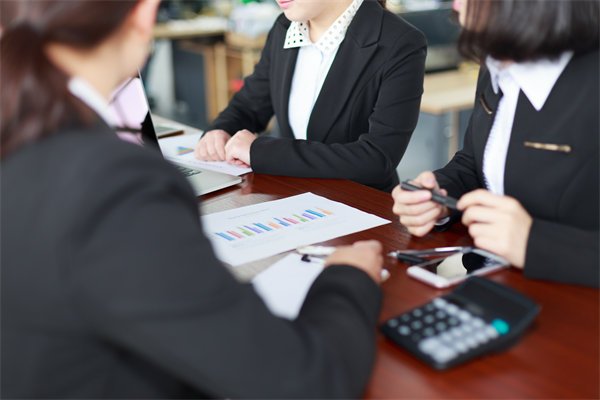 初創(chuàng)企業(yè)如何設(shè)定合理的薪酬策略吸引人才？