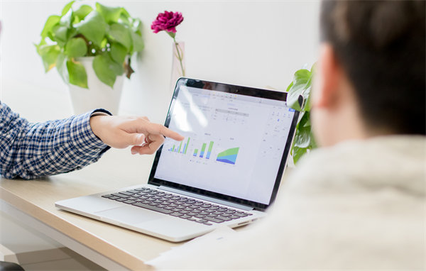 績效考核體系如何平衡短期成果與長期戰(zhàn)略發(fā)展？