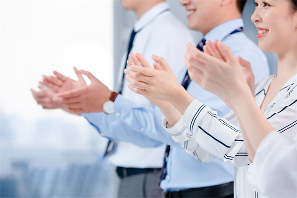 組織變革中，如何管理員工情緒與阻力，確保平穩(wěn)過渡？