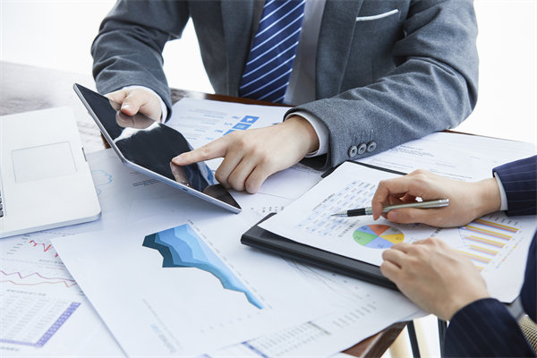 薪酬管理如何平衡內(nèi)部公平與外部市場(chǎng)競(jìng)爭(zhēng)力？