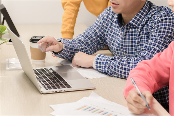 年度經(jīng)營(yíng)計(jì)劃執(zhí)行過(guò)程中，如何監(jiān)控進(jìn)度與效果？