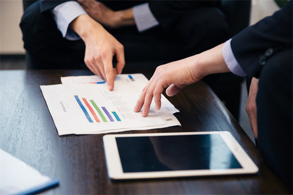 如何將企業(yè)長(zhǎng)期戰(zhàn)略目標(biāo)融入員工短期績(jī)效考核體系？