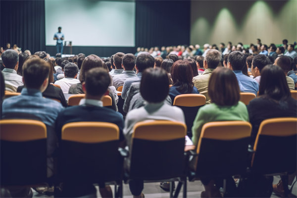 在變革中，如何有效管理組織內(nèi)部的沖突與不確定性？