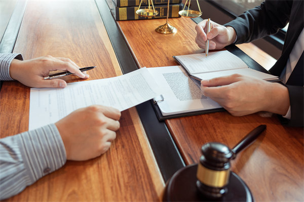 在變革中，如何有效管理組織內(nèi)部的沖突與不確定性？