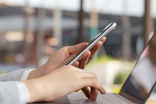 在遠(yuǎn)程工作模式下，如何有效監(jiān)控與評估員工績效？