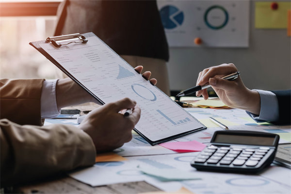 制定年度預(yù)算時(shí)，如何兼顧創(chuàng)新投入與成本控制？