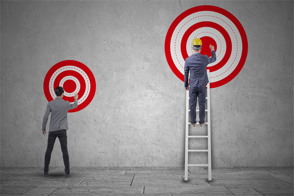 在薪酬體系構(gòu)建時，如何確保公平性，同時滿足員工期望？