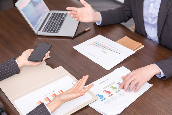 市場(chǎng)環(huán)境突變時(shí)，企業(yè)如何靈活調(diào)整預(yù)算策略以應(yīng)對(duì)？