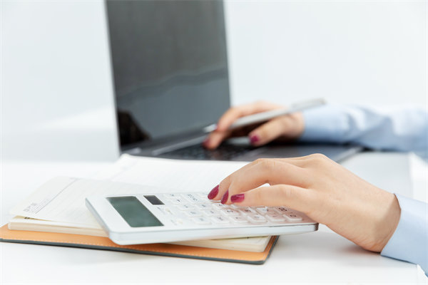 市場(chǎng)環(huán)境突變時(shí)，企業(yè)如何靈活調(diào)整預(yù)算策略以應(yīng)對(duì)？