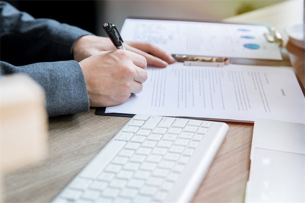 如何確保薪酬績效體系公平透明，增強(qiáng)員工信任？