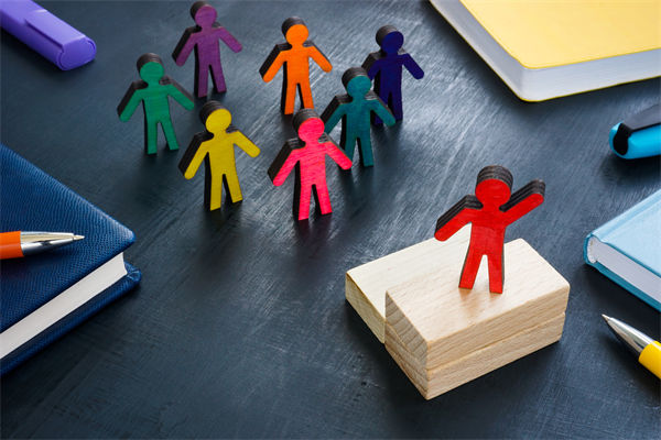 全球化背景下，企業(yè)如何構(gòu)建跨文化競(jìng)爭(zhēng)優(yōu)勢(shì)戰(zhàn)略？