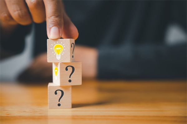 在制定企業(yè)戰(zhàn)略規(guī)劃時，如何平衡短期與長期目標(biāo)？