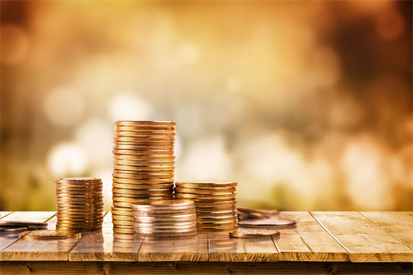 在制定企業(yè)戰(zhàn)略規(guī)劃時，如何平衡短期與長期目標(biāo)？