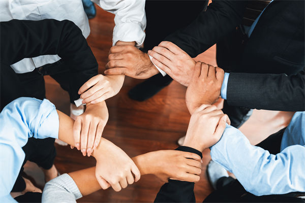 在制定企業(yè)戰(zhàn)略規(guī)劃時，如何平衡短期與長期目標(biāo)？