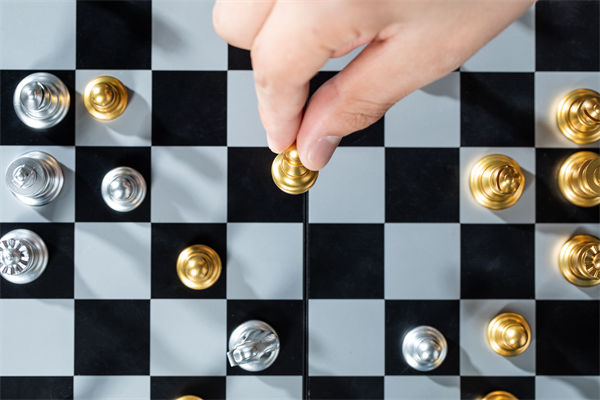 如何有效制定并執(zhí)行長期戰(zhàn)略計劃以適應(yīng)市場變化？