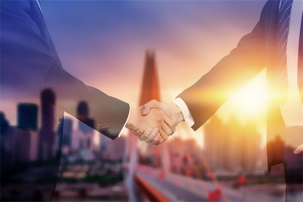 品牌戰(zhàn)略管理中，如何有效應(yīng)對(duì)市場(chǎng)變化與消費(fèi)者需求？