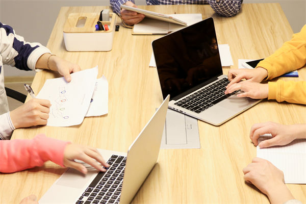 數(shù)字化轉(zhuǎn)型背景下，企業(yè)戰(zhàn)略應(yīng)如何創(chuàng)新與升級？