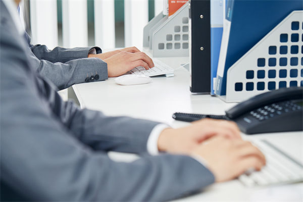 在組織變革中，如何確保員工順利過渡并減少負面影響？