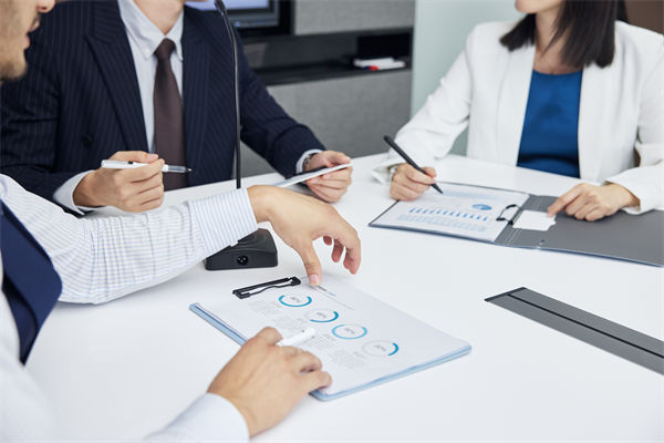 在組織變革中，如何確保員工順利過渡并減少負(fù)面影響？