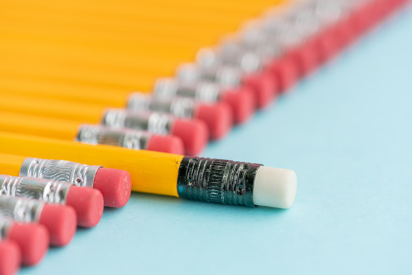 在多元化市場(chǎng)環(huán)境下，品牌如何保持一致性并突出特色？