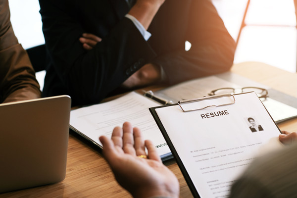 人才流失嚴重，人力資源管理如何構(gòu)建穩(wěn)固人才防線？