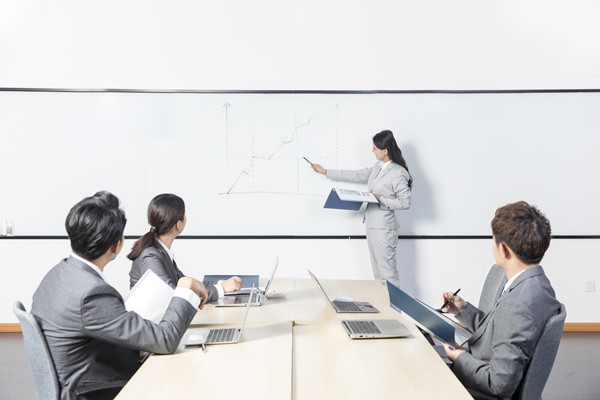 績(jī)效管理系統(tǒng)，是應(yīng)該追求高科技還是保持人性化？