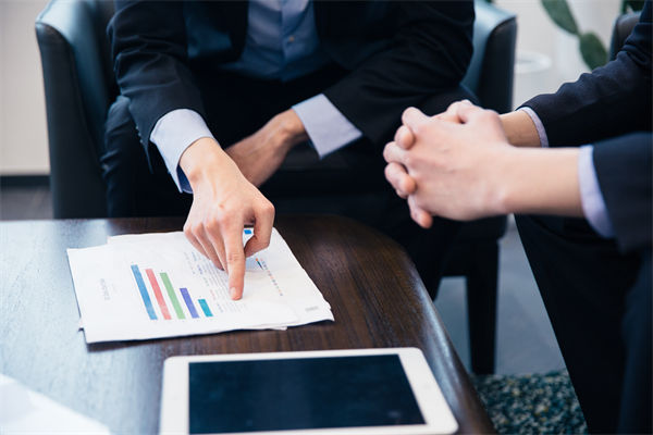 市場突變沖垮計劃，如何構(gòu)建滾動調(diào)整的動態(tài)校準機制？