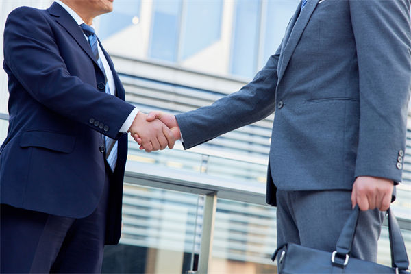 29歲女演員回應(yīng)在餐廳當(dāng)服務(wù)員，人力資源怎么看？