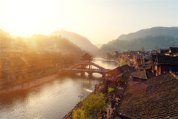 戰(zhàn)略規(guī)劃分析：村民不滿古鎮(zhèn)收門票，指引游客逃票